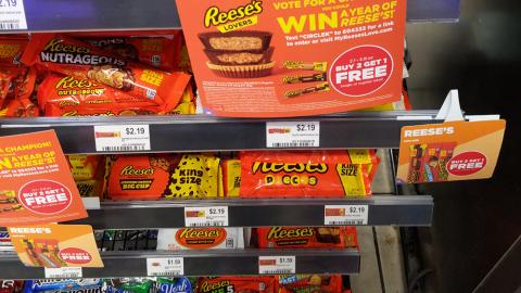 Reese's Lovers Circle K 'Vote for a Champion' Danglers