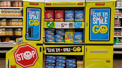 Nabisco 'Give 'Em a Smile to Go' Pallet Display